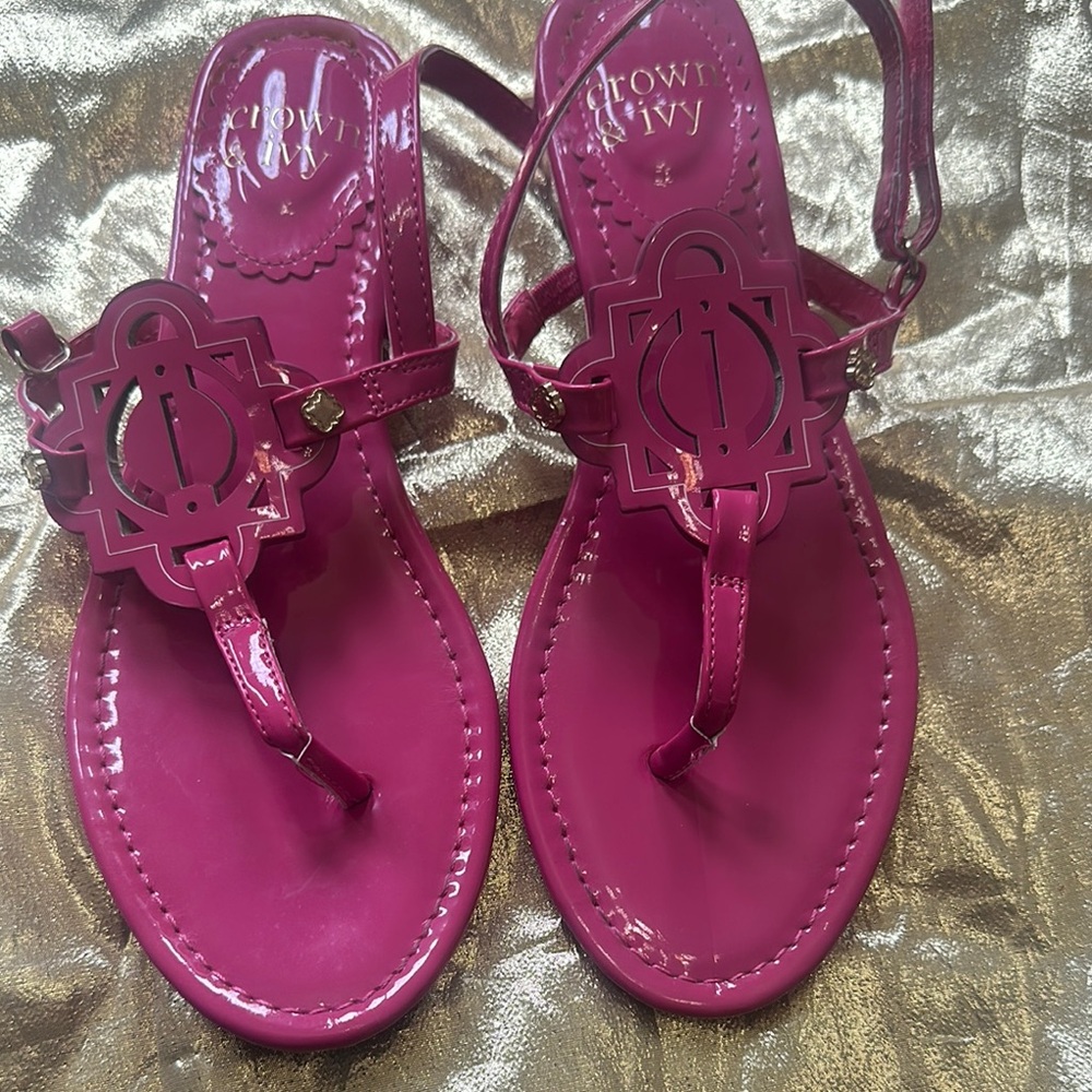 Crown & Ivy Pink Sandals with Glossy Finish Big Kids size 4 - Picture 7 of 9